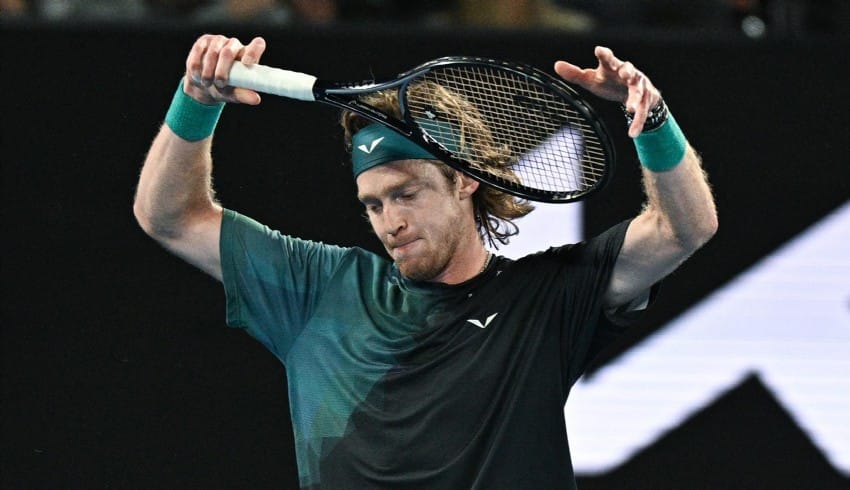 Rus tenis yıldızı Andrey Rublev Dubai'de diskalifiye edildi.