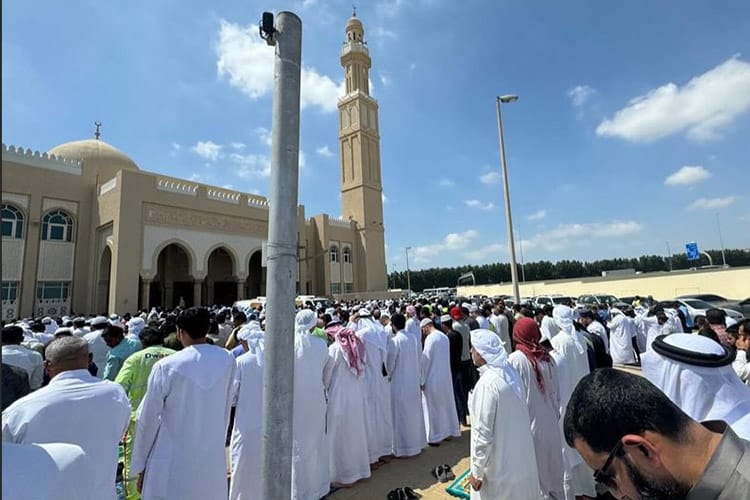 Yüzlerce Kişi Dubai'de Müslüman Olan Ukraynalı Kadının Cenaze Namazına Katıldı