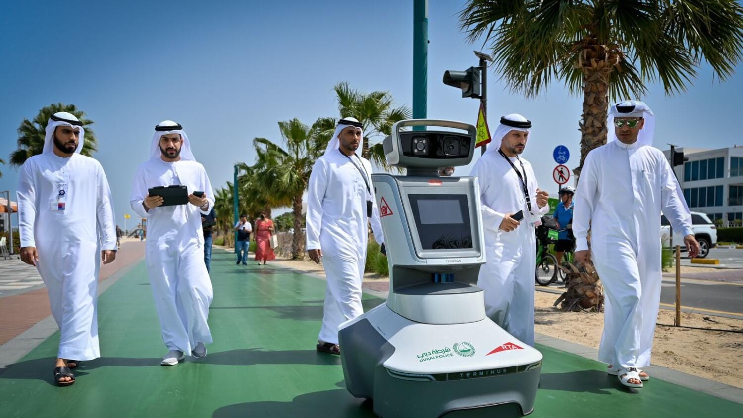 Yapay Zekalı Robot Dubai Sahilinde Devriye Geziyor