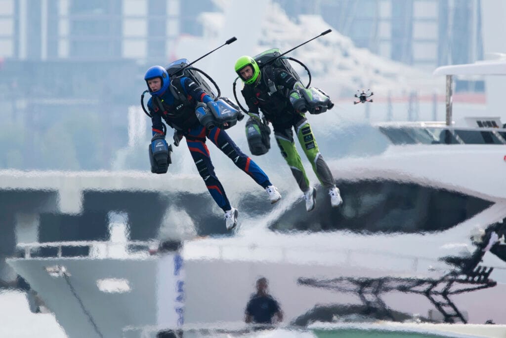 "Iron Man" pilotlar Dubai gökdelenlerinin önünde jet kıyafetleriyle yarıştı