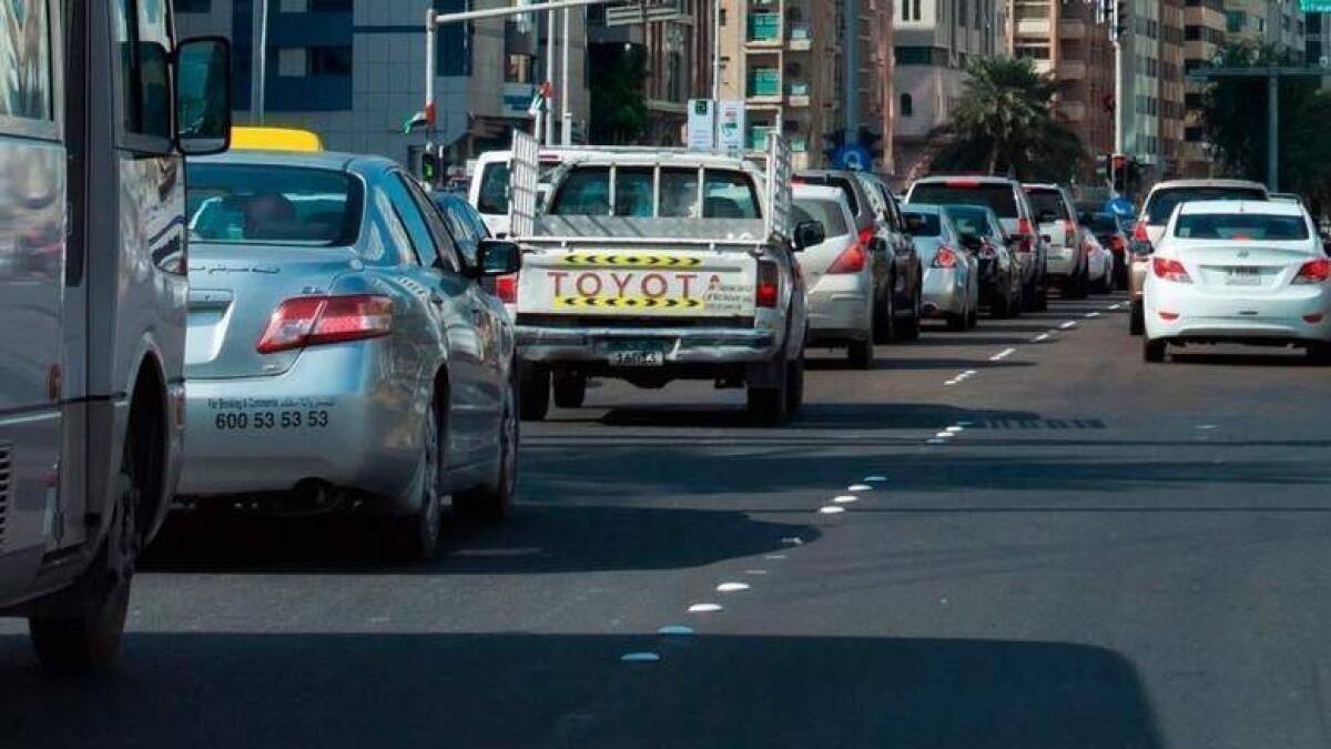 BAE Trafik Uyarısı: Abu Dabi'de Bir Ay Boyunca Kısmen Kapatılacak 2 Kilit Yol