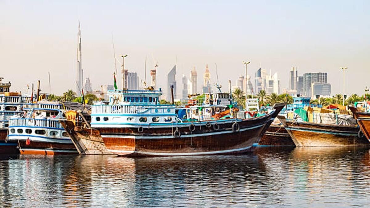 Dubai: Dengesiz hava koşulları nedeniyle ahşap yelkenlilerin girişi ve kalkışı geçici olarak durduruldu