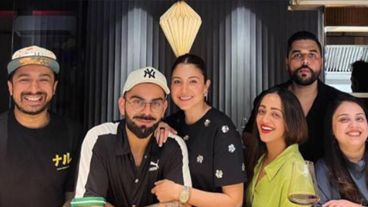 Anushka Sharma, Siyah Virat Kohli ikiz Onlar Tarih için Dışarı Adım Olarak