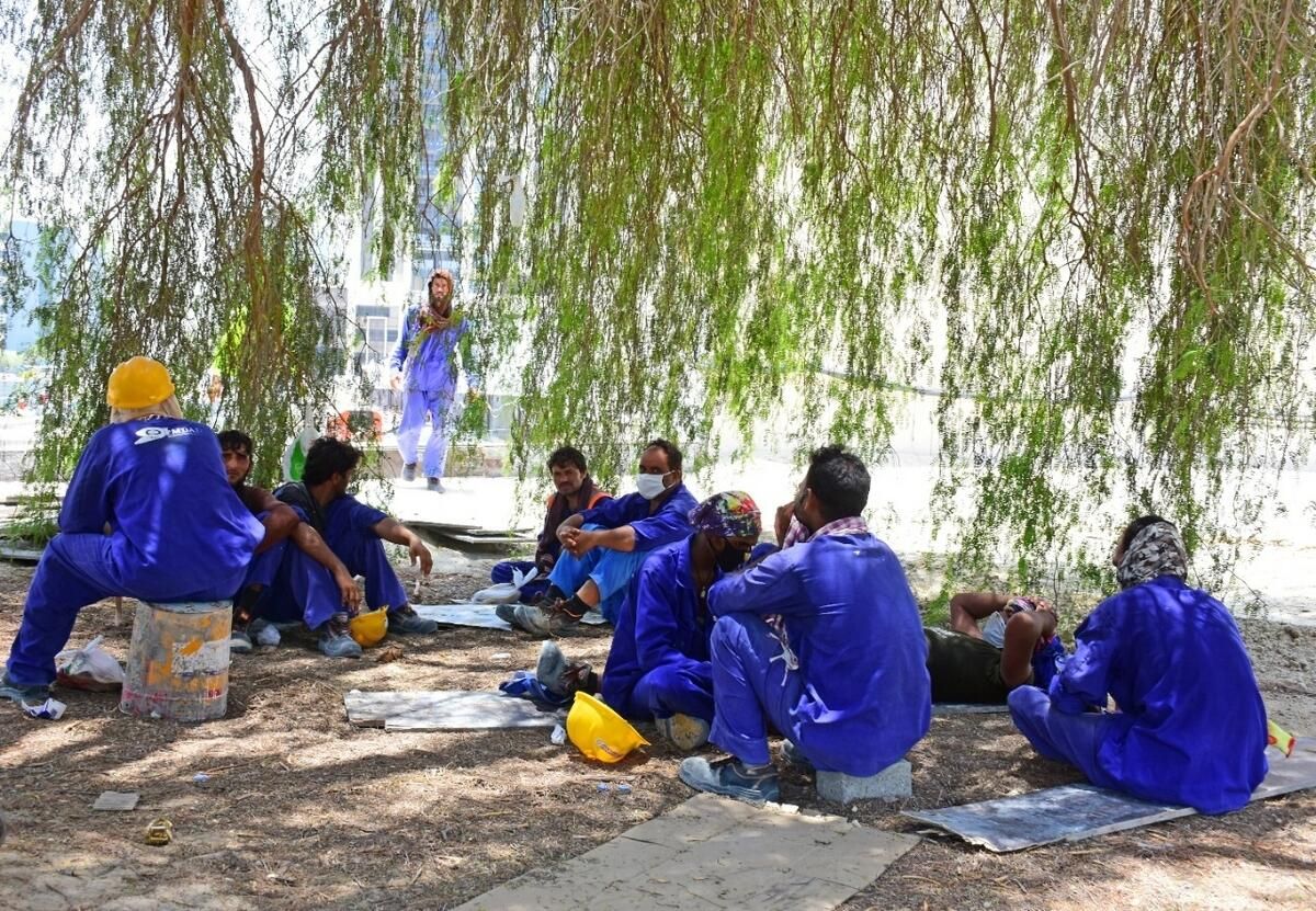 BAE, 15 Haziran - 15 Eylül tarihleri arasında Öğle Tatilini Duyurdu; İhlal Edenler için 50.000 Dh'ye Kadar Para Cezası