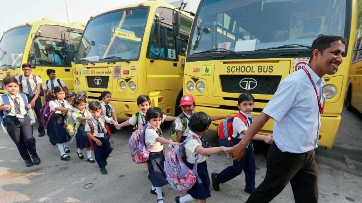 BAE'de Okula Dönüş: Trafik Sıkışıklığı, Öğrenciler Normal Rutinlerine Dönerken Heyecan