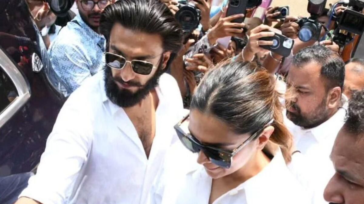 Benekli: Anne Adayı Deepika Padukone, Kocası Ranveer Singh ile Oy Kullandı