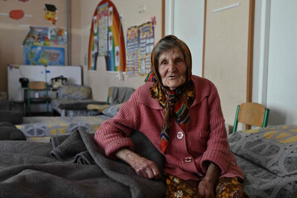 98 Yaşındaki Ukraynalı Kadın, Ruslardan Kaçmak için Bombardıman Altında 10 Kilometre Yürüdü