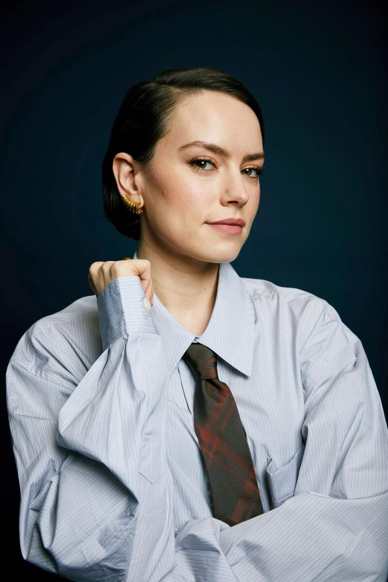 Daisy Ridley, 'Yıldız Savaşları'nın Geri Dönüşünün 'Heyecan Verici ve Sinir Bozucu' Olduğunu Söylüyor