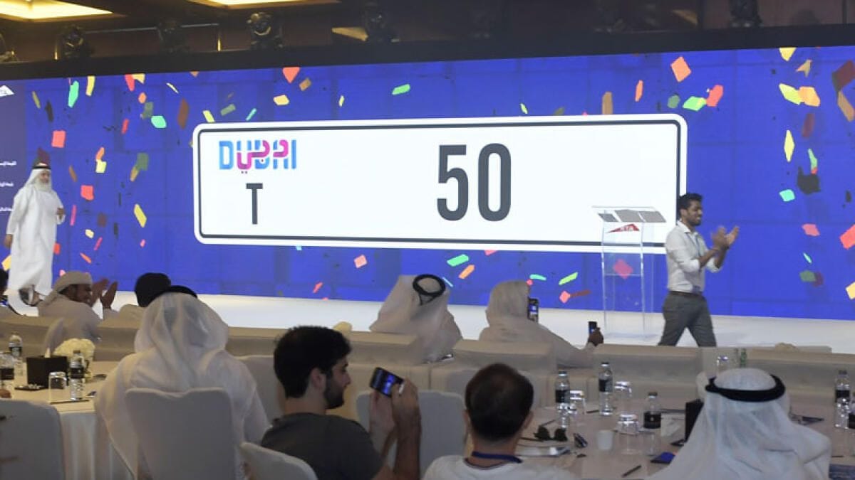 Dubai: Süslü Araba, Açık Artırmada Kapmak için Bisiklet Plakaları