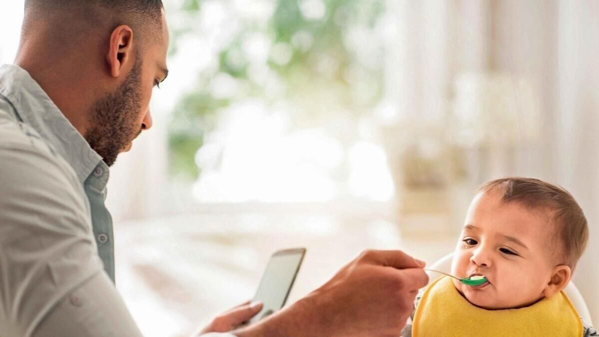 ’Konuşmak Yerine Telefonlarımızla Oturuyoruz': BAE Gençleri Teknolojinin Aileler Üzerindeki Etkisinden Endişe Ediyor