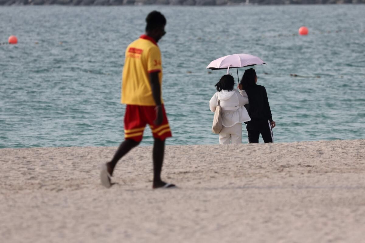 BAE Yaz: Sıcaklıklar Yükselirken Sakinler Plajda Tehlikeli Akıntılar Konusunda Uyardı