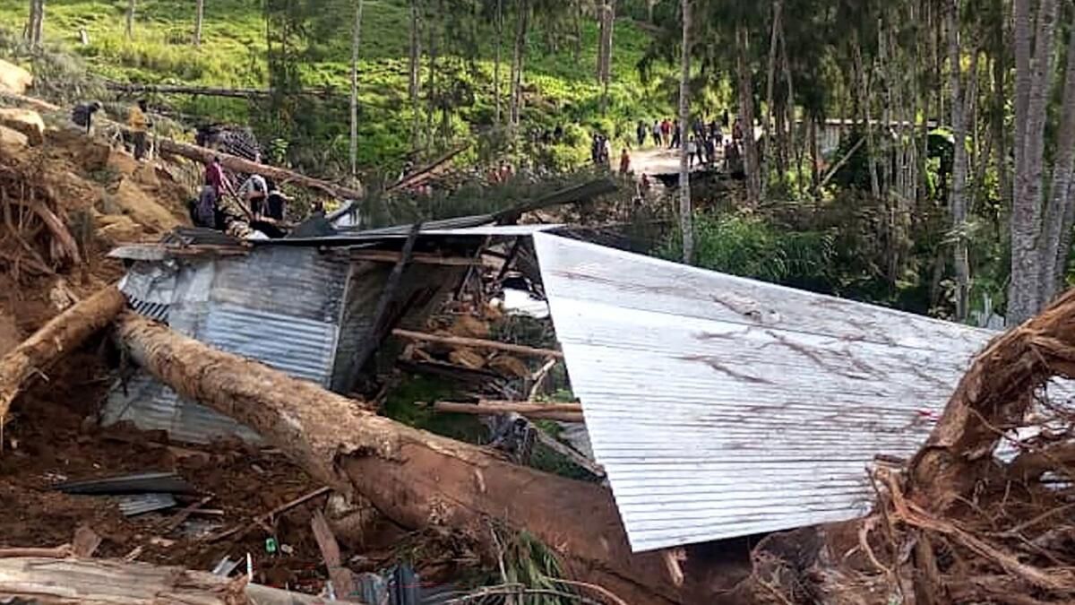 Kurtarıcılar Ölümcül Papua Yeni Gine Heyelanında Yeni Kaymalardan Korkuyor