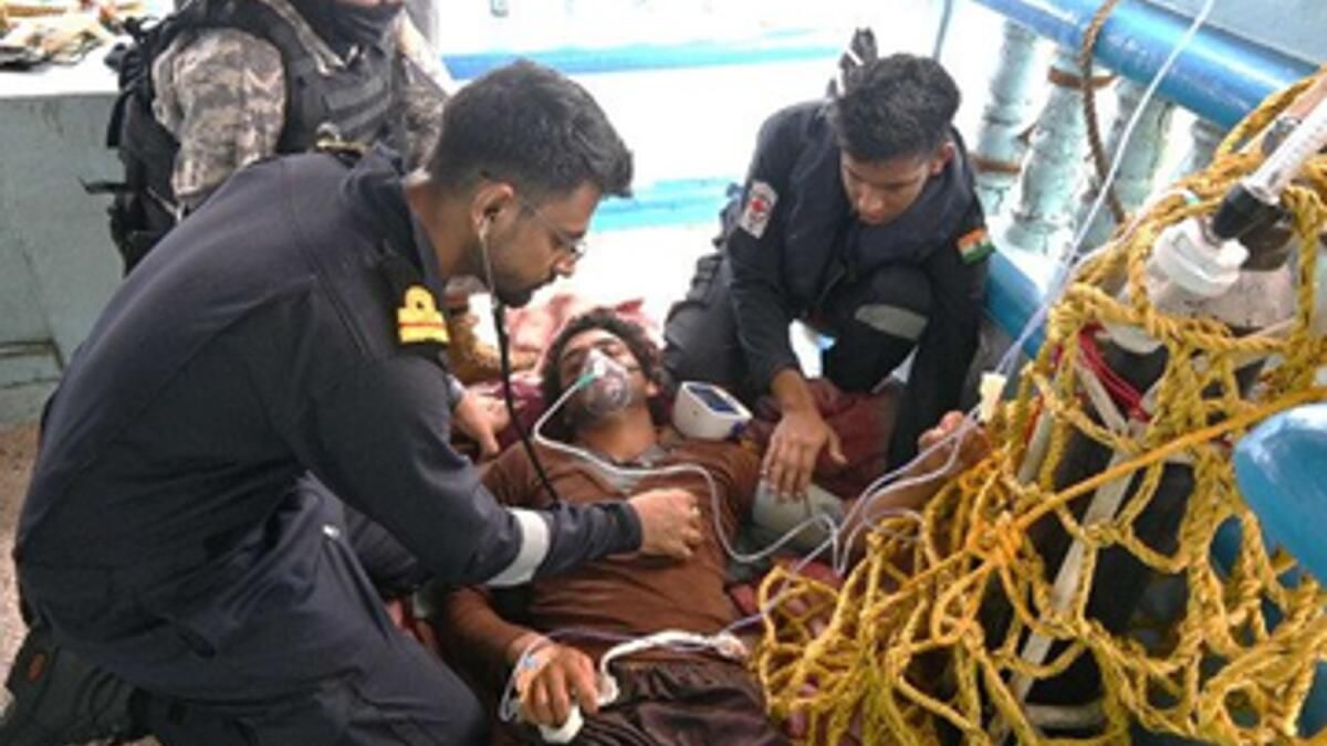 Hindistan Savaş Gemisi, Pakistanlı Mürettebat Üyesine İran Balıkçı Gemisinde Yardım Ediyor
