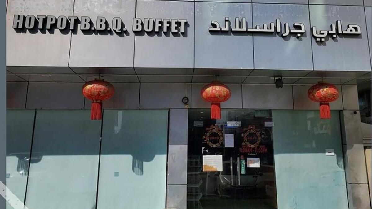 BAE: Müfettişler Böcek ve Gıda Güvenliği İhlalleri Bulduktan Sonra Güveç Restoranı Kapatıldı