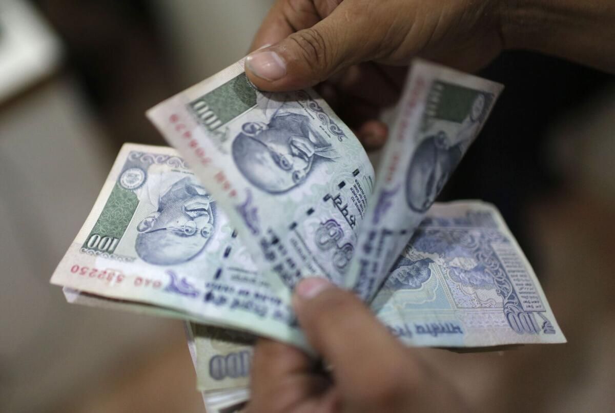 Hindistan Rupisi Erken Ticarette Çok Az Değişti