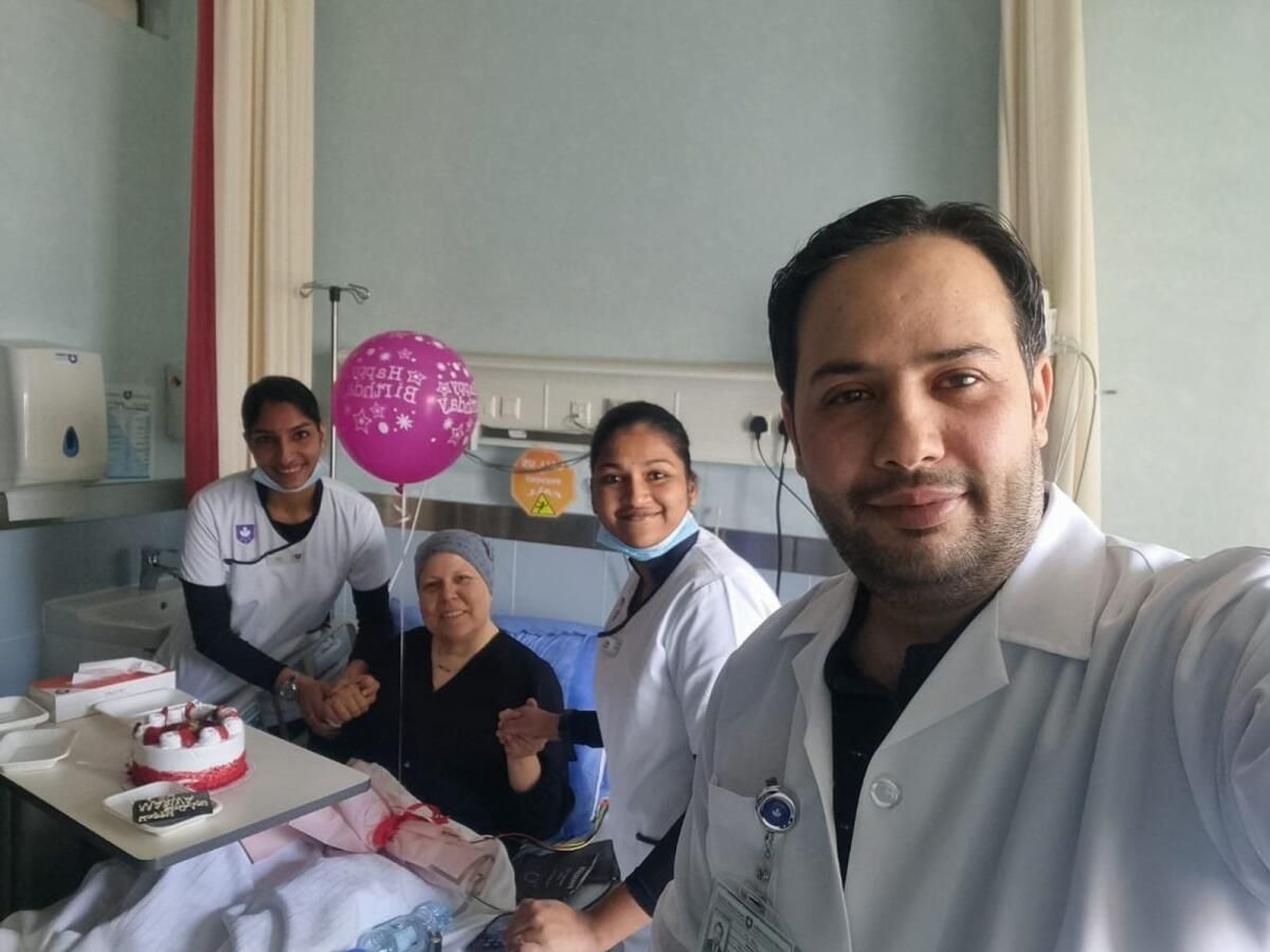 'Gelmiş geçmiş en iyi Doğum Günü': BAE Meme Kanseri Hastaları Doktor ve Hemşirelerden Tatlı Bir Sürpriz Alıyor