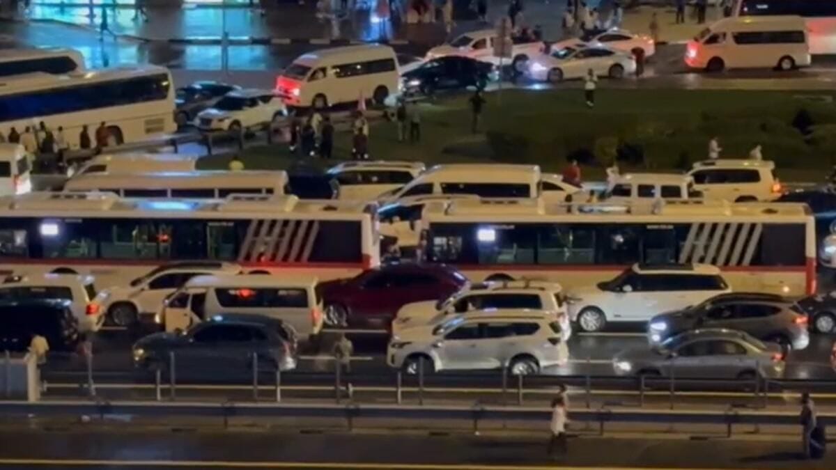 Bakın: Dubaili Sürücüler, Şiddetli Yağışlardan Sonra Saatlerce Şeyh Zayed Yolu Tıkanıklığında Sıkıştı