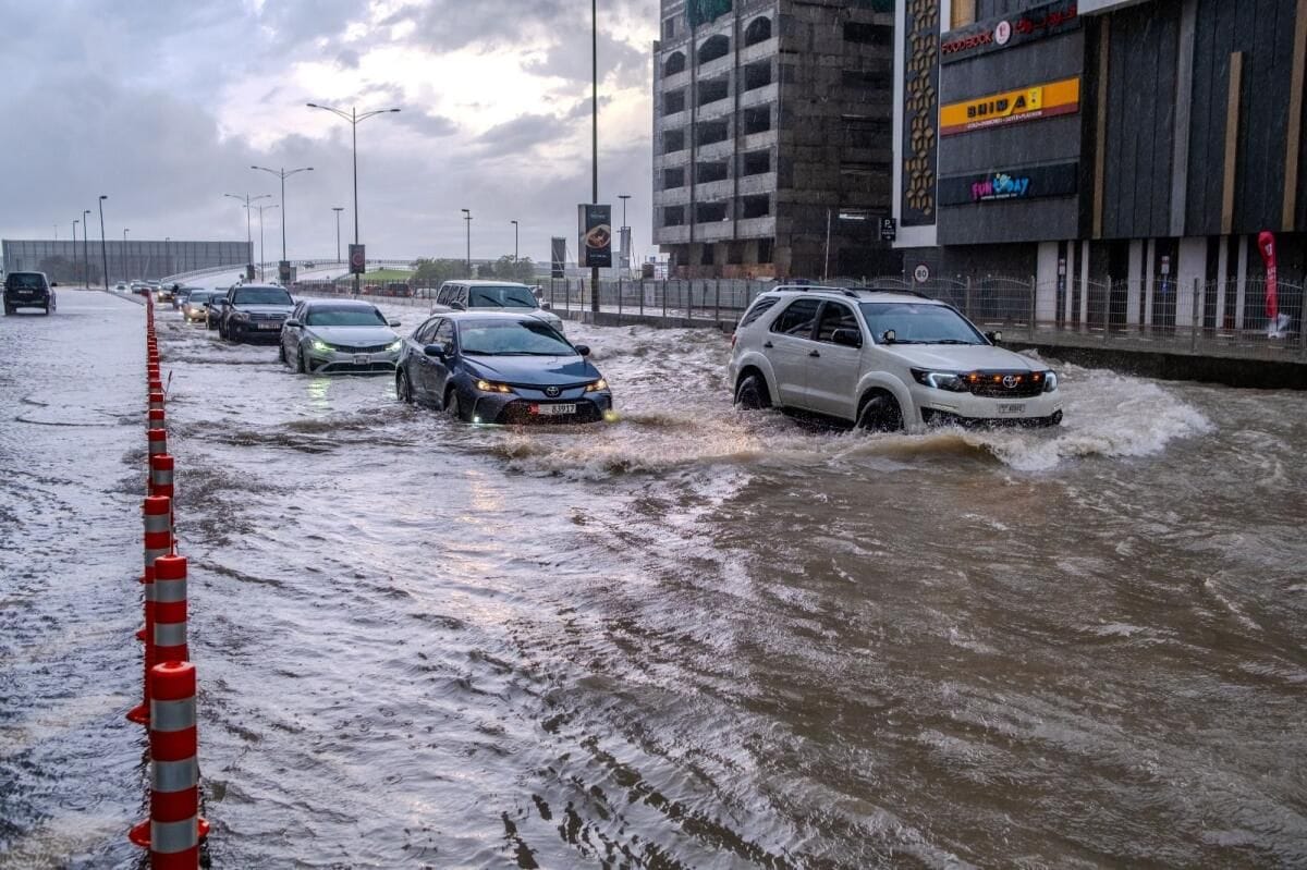 BAE: 'Tehlikeli' Hava Ülke Genelinde Yoğunlaştığı İçin Kırmızı Alarm Verildi