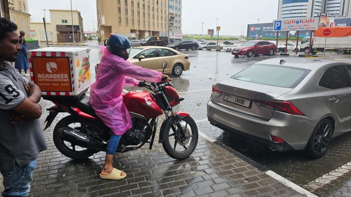 BAE Yağmurları: İstikrarsız Hava Koşulları Nedeniyle Bazı Bölgelerde Teslimat Hizmetleri Durakladı