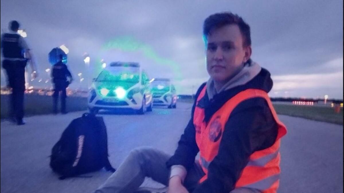 İklim Aktivistleri Kendilerini Piste Yapıştırdıktan Sonra Almanya Havaalanında Uçuş Gecikmeleri