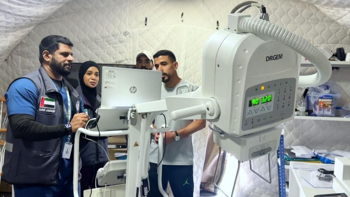 Gazze: BAE, Filistin Sağlık Bakanlığı'na Ambulans ve Röntgen Cihazı Teslim Etti