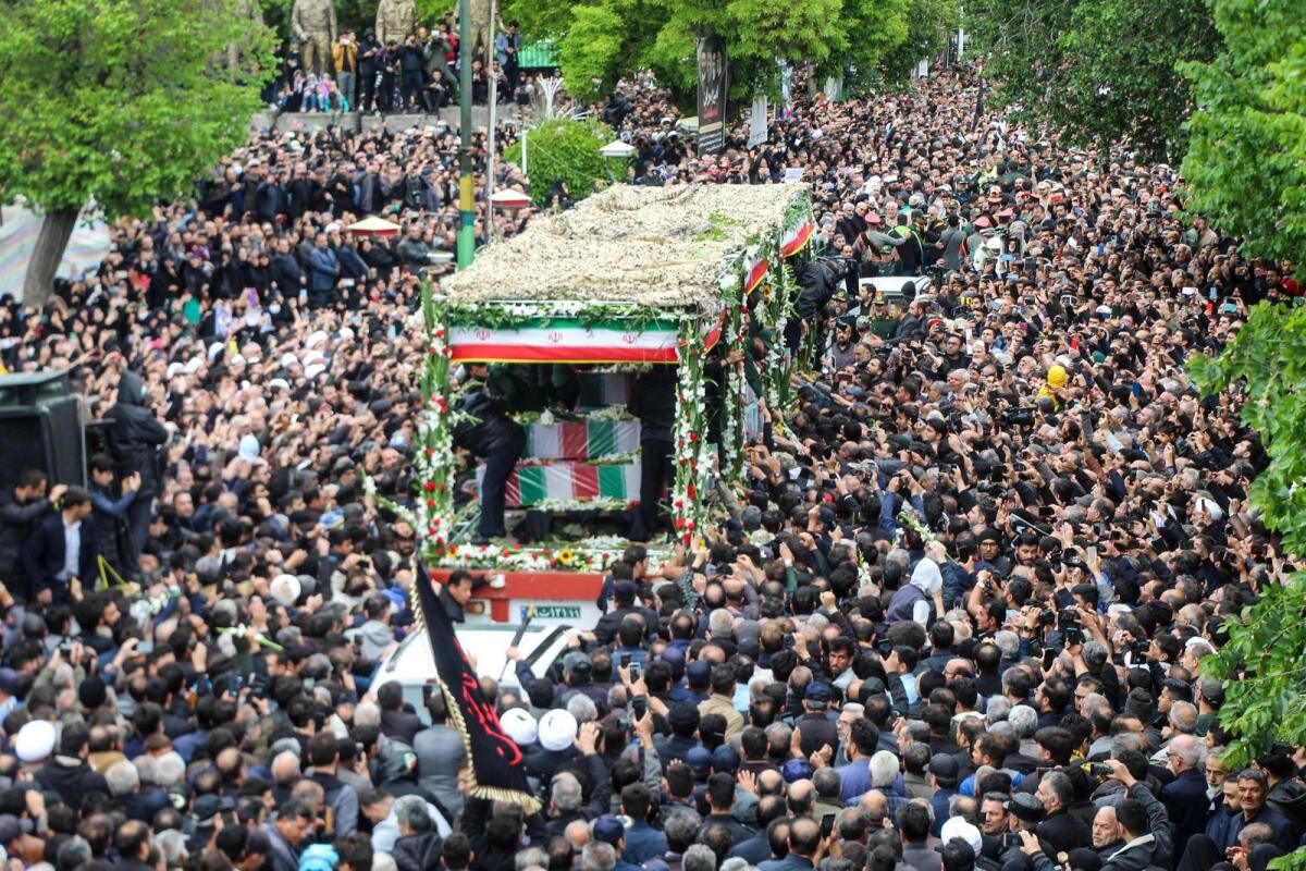 İran Cumhurbaşkanı Raisi'nin Cenaze Törenine Binlerce Kişi Katıldı