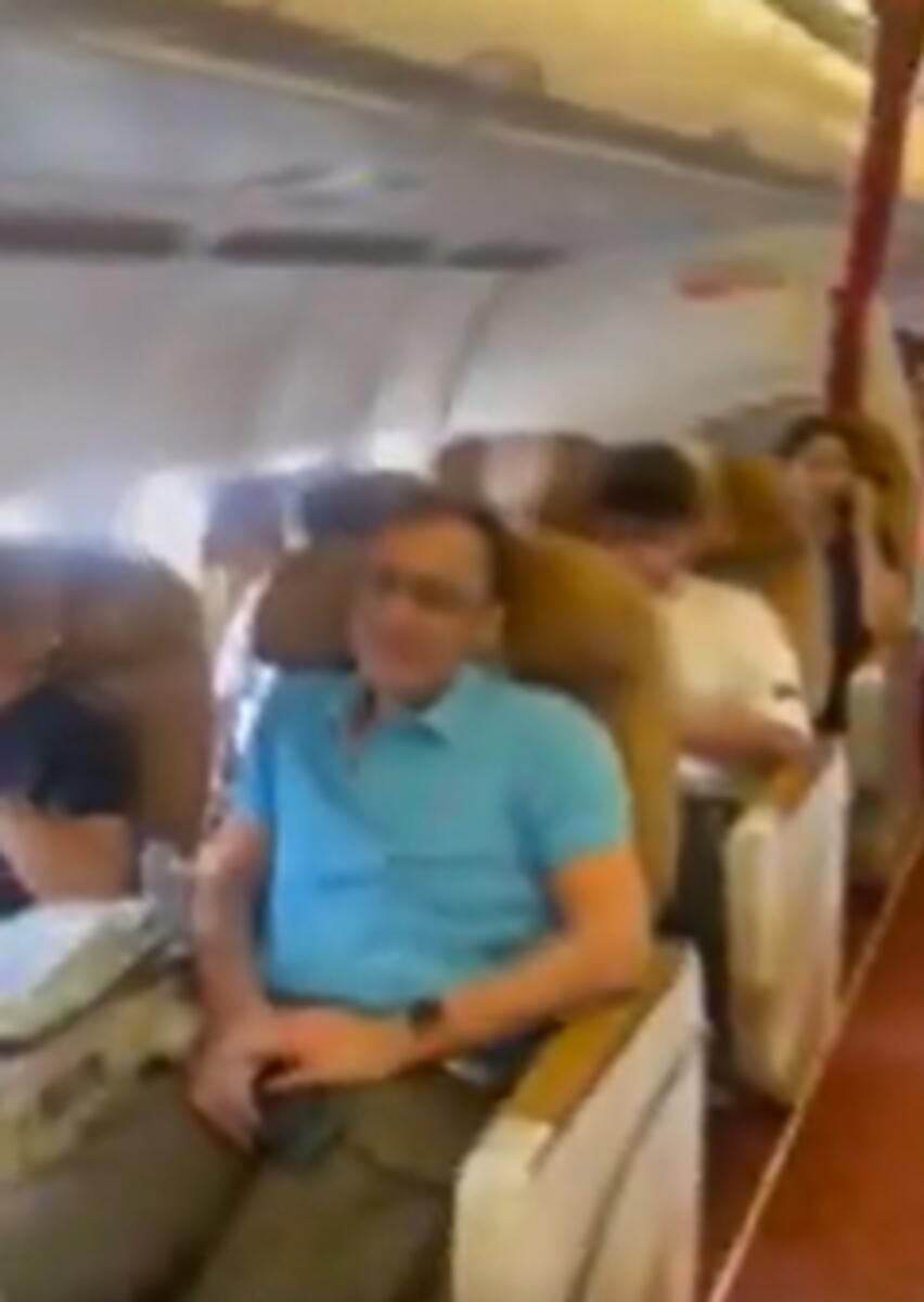 Hintli Politikacı, Air India'yı Dubai'ye Giden Uçuşta iş Sınıfındaki Kırık Koltuklara Çarptı