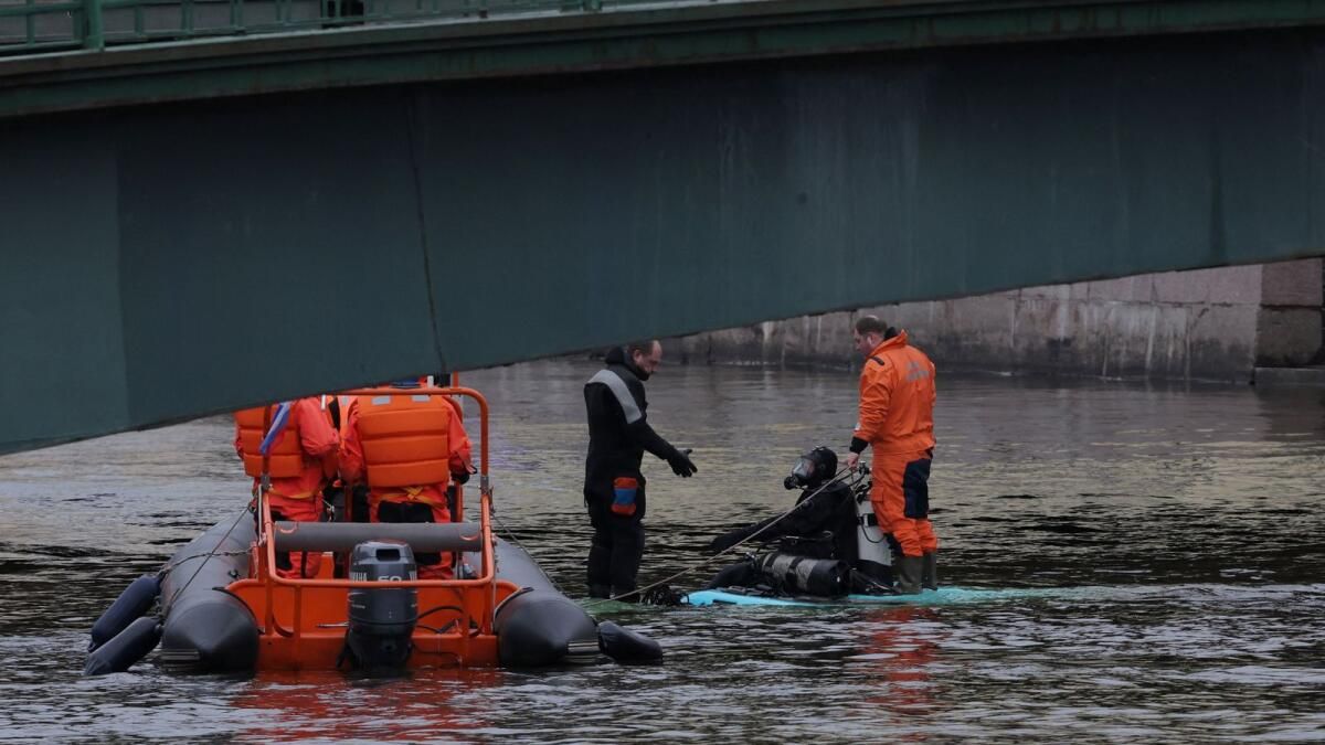 Rusya'nın St. Petersburg kentinde Otobüs Nehre Düşerken 3 Kişi Öldü