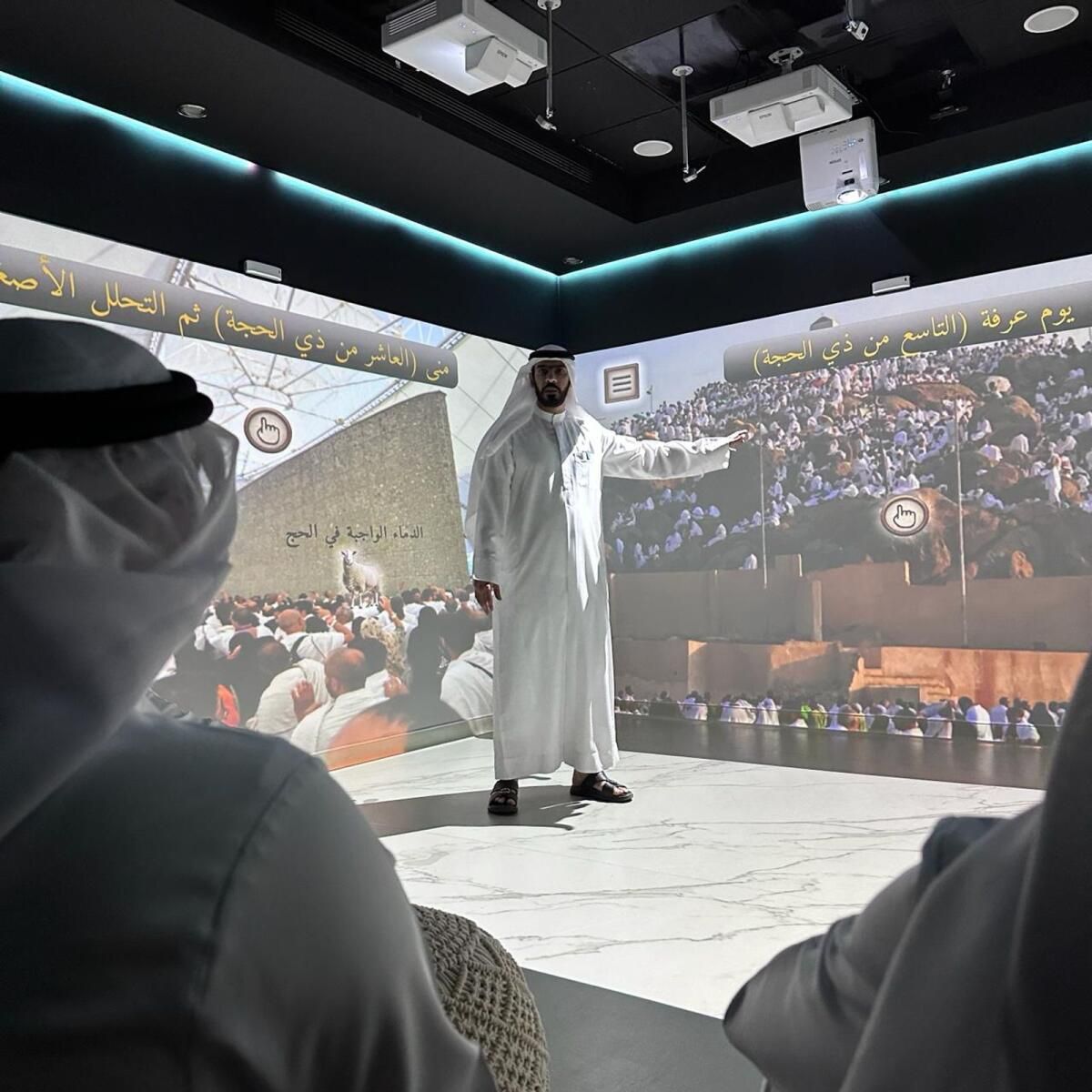 'Kutsal Kabe'nin Kokusunu Alabilirsiniz': Dubaili Hacılar Uçmadan Önce Bile Hac'ı Deneyimliyor