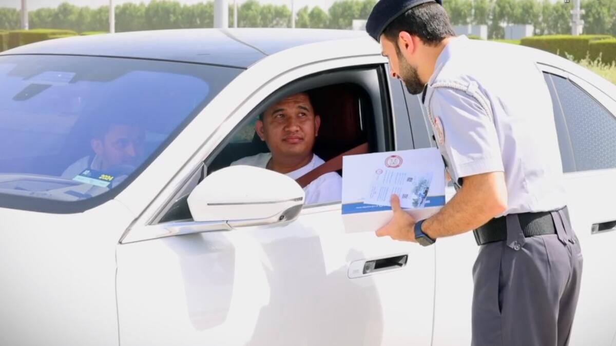 Video: BAE Sürücüleri, Abu Dabi'deki Trafik Kurallarına Uymak için Ücretsiz Yakıt Kartı Alıyor