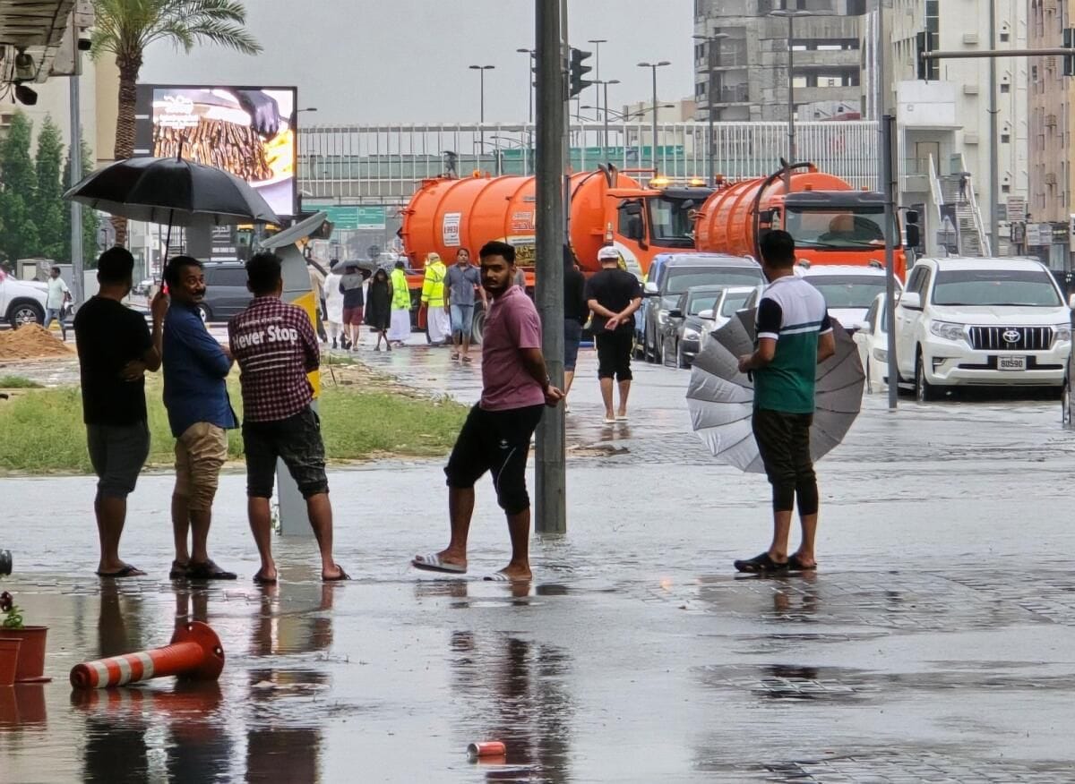 BAE: İnsanlar Toplu Taşımayı Tercih Ediyor, Dubai, Sharjah'daki işyerine ulaşmak için Araba Kullanıyor