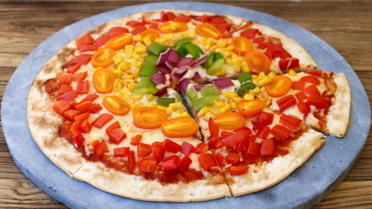 Tarif: Evde 'Gökkuşağı Pizzası' Nasıl Pişirilir