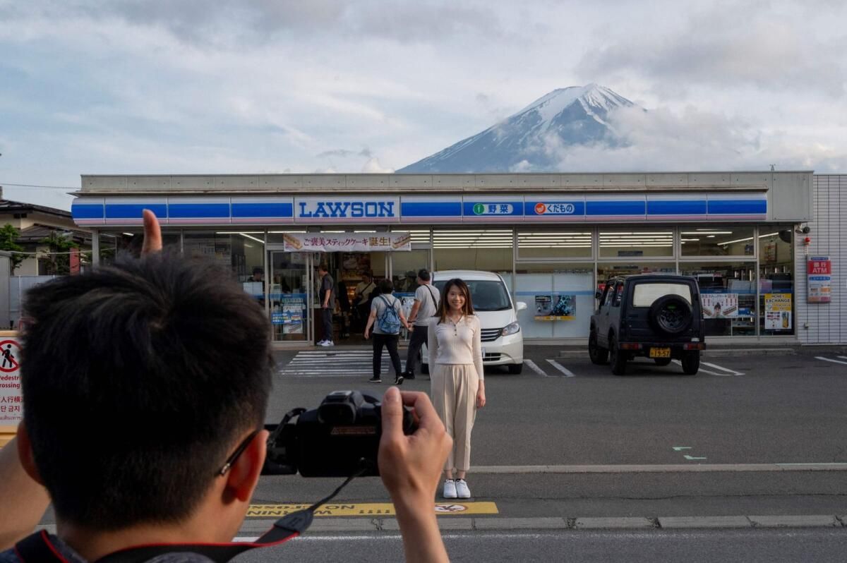 Turistlerden Bıkan Japonya Kasabası, Fuji Dağı için Popüler Görüntüleme Noktasını Engelliyor