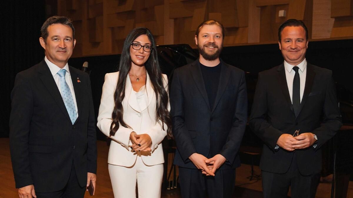 Ünlü Piyanist Denis Kozhukhin, Dubai'deki Ustaca Performansıyla İzleyicileri Şaşırtıyor