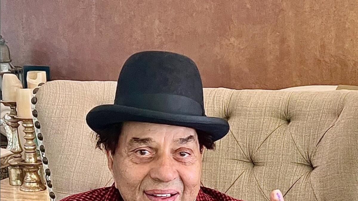 Usta Bollywood Oyuncusu Dharmendra, 88, Oylarını Kullandı