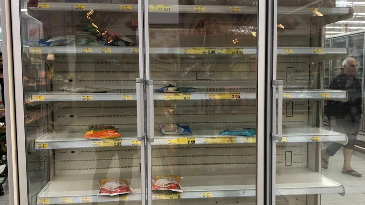 Bazı BAE Sakinleri Süpermarket Rafları Boşaldıkça Yiyecek Almak için Mücadele Ediyor