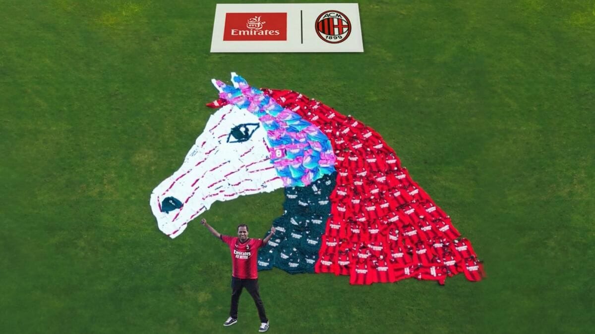 Dubai: 187 Ac Milan Forması Kullanılarak Yapılan Dev At Enstalasyonunun Arkasındaki Sanatçıyla Tanışın