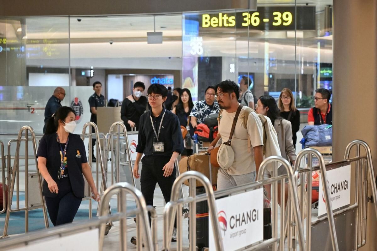 Öldürülen Ölümcül Uçuş Türbülansından Sonra 1, Sarsılmış Yolcular Singapur'a Geliyor