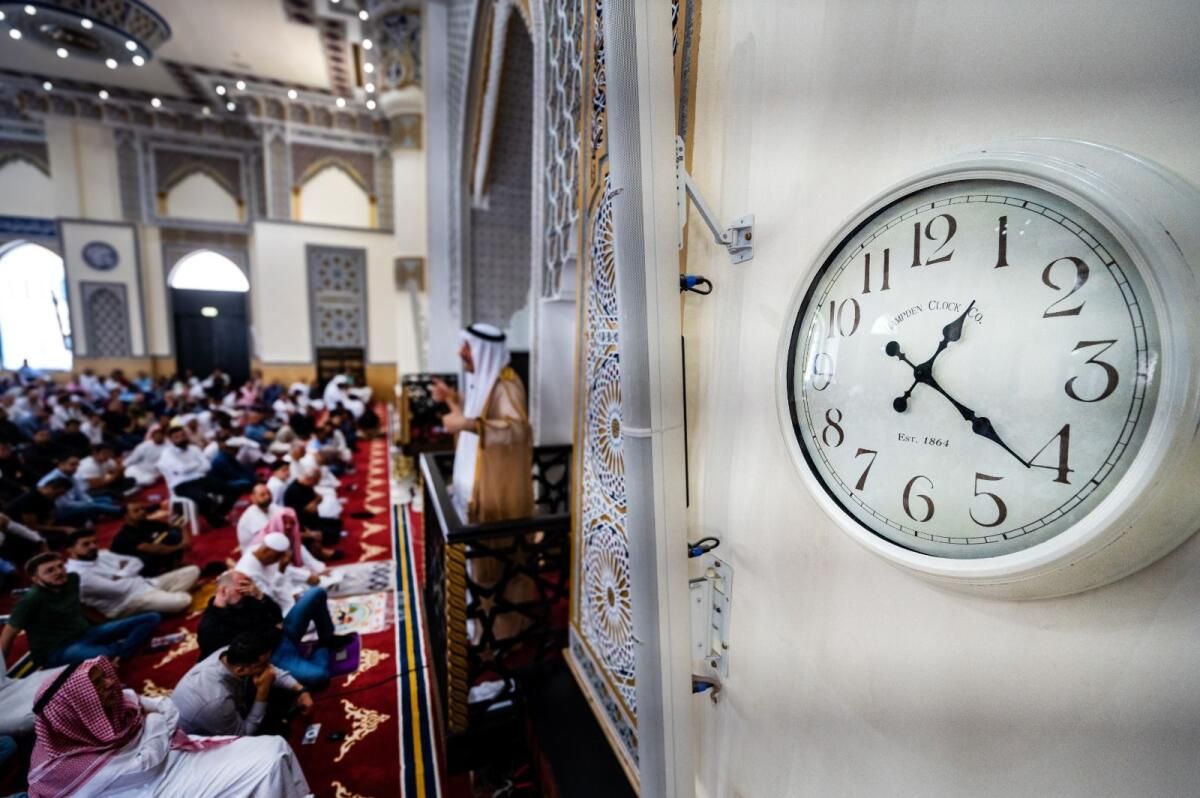 'Büyük Rahatlama': BAE'ye Tapanlar, Yaz Sıcağında ilk Kısaltılmış Cuma Namazından Sonra Hükümete Teşekkür Ediyor