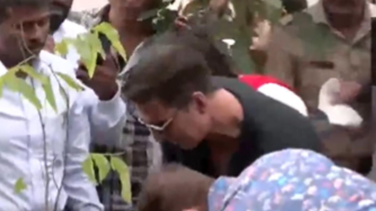 Akshay Kumar, Mumbai'deki Ağaç Dikme Sürücüsüne Katıldı