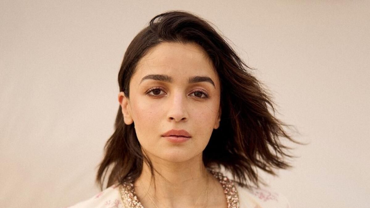 Alia Bhatt, Büyükbabasıyla Gerileme Fotoğraflarını Düşürdü