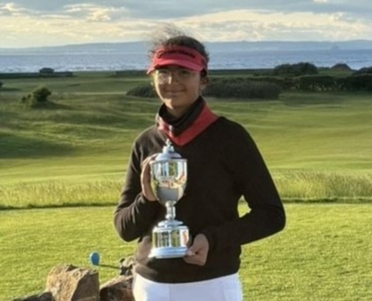 Anne ve Baba Yedekte, Dubaili Genç Ananyaa, İskoçya'da ABD Çocuk Golf Şampiyonasını Kazanmak için Yağmur ve Rüzgarla Savaşıyor