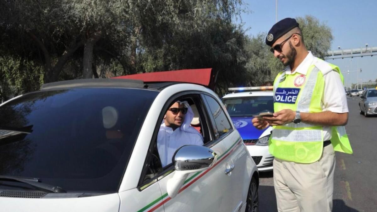 BAE: Geçen Yıl Abu Dabi'de 300.000'den Fazla Sürücüye Yavaş Sürüş Cezası Verildi