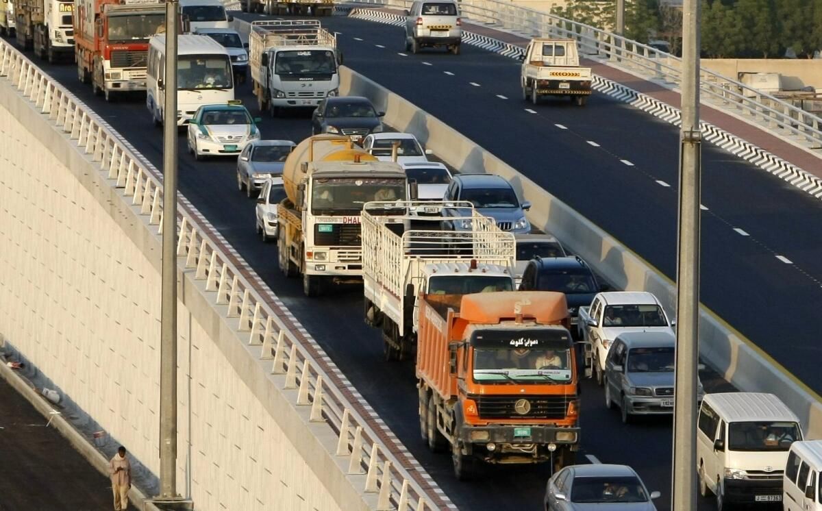 BAE Trafik Sorunları: Dubaili Sürücüler 2023'te Trafik Sıkışıklığında 33 Saat Kaybetti