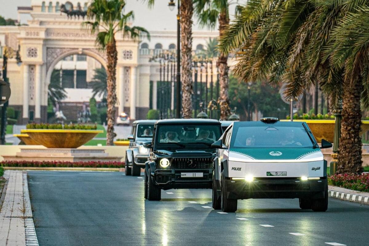 Bakın: Dubai Polisi Canavarı Açıkladı, Tesla Cybertruck Süper Otomobil Filosuna Katıldı