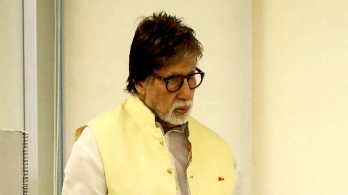 Amitabh Bachchan Evlilik Yıldönümünde Hayranına Tepki Gösterdi