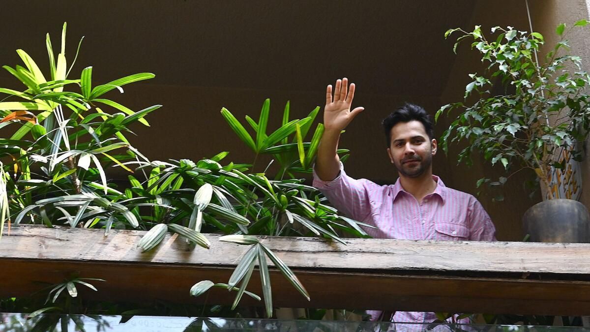 Varun Dhawan Dünyaya 'Bebek Dhawan'ı Tanıttı