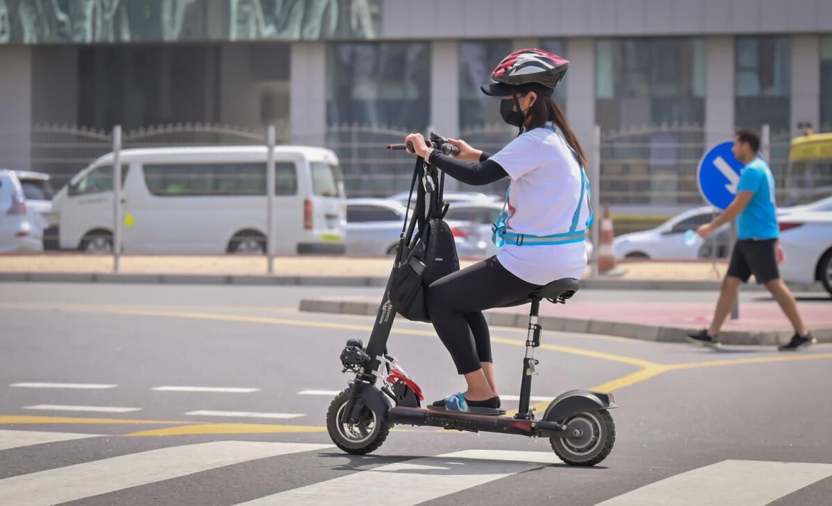 ’Bu Bir Kabus': Dubai'de Yaşayanlar E-Scooter, Bisikletle Bağlantılı Ölümler Konusunda Alarm Veriyor