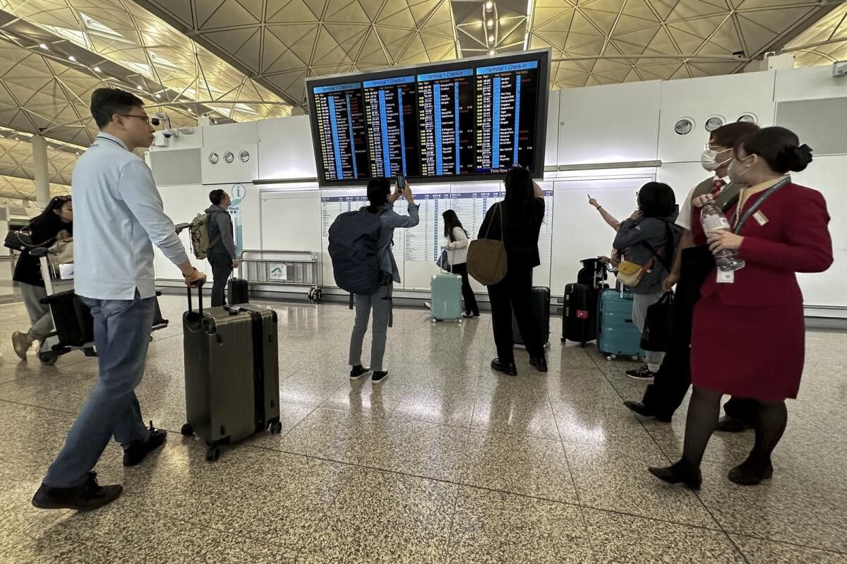 Hasarlı Kargo Uçağı Nedeniyle Pist Kapandıktan Sonra Hong Kong Havaalanında Uçuşlar Ertelendi