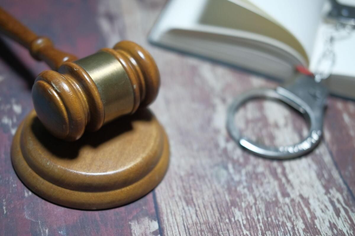 Dubai: Bar Olayında Polis Memuruna Saldırdığı için Hapse Atılan ve Sınır Dışı Edilen Kadın